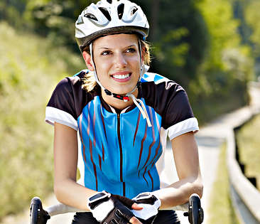 Fahrradversicherungen - Frau in Fahrradmontur